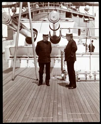 Viceadmiraal Robley Dunglison Evans en Kapitein John Elliott Pillsbury op het dek van de U.S.S. Marine, 1906